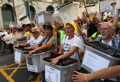 Varios manifestantes portan urnas durante la manifestación celebrada en Barcelona.