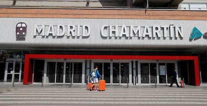 Viajeros llegan a la estación de Chamartín en Madrid.