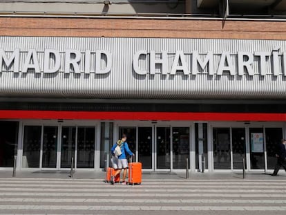 Viajeros llegan a la estación de Chamartín en Madrid.