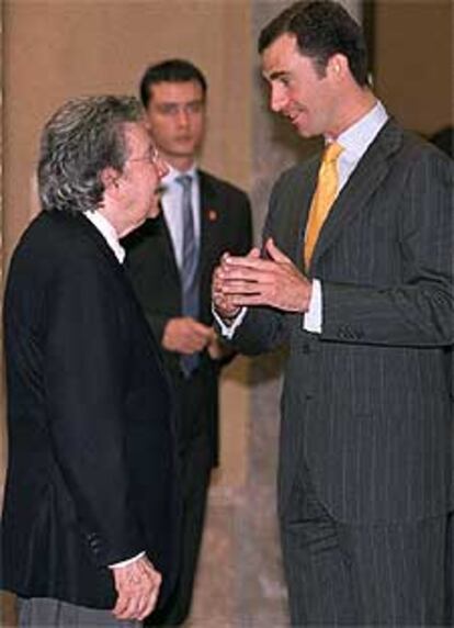 El príncipe Felipe conversa con Tàpies en el Prado.