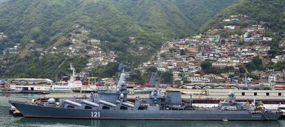 El crucero ruso &#039;Moskv&aacute;&#039;, el martes en La Guaira (Venezuela), donde est&aacute; en visita de cortes&iacute;a.