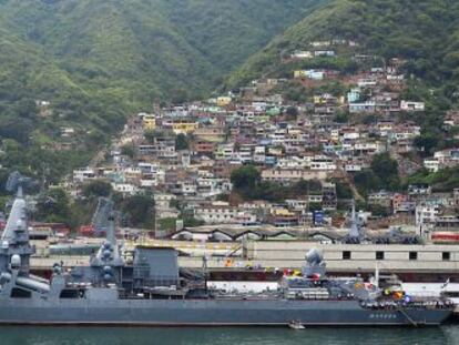 El crucero ruso &#039;Moskv&aacute;&#039;, el martes en La Guaira (Venezuela), donde est&aacute; en visita de cortes&iacute;a.