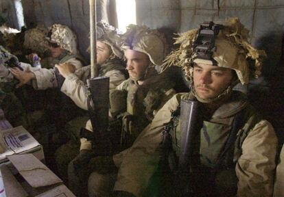 Un refuerzo de marines vuelan hacia un área cerca de Kandahar (Afganistán), el 10 de diciembre de 2001.