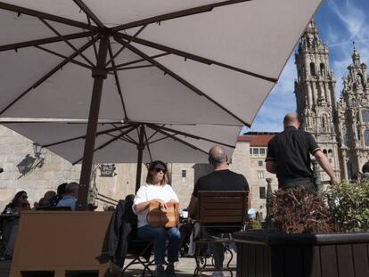 La terraza de un bar, en la plaza del Obradoiro, en Santiago de Compostela, A Coruña, Galicia (España). 