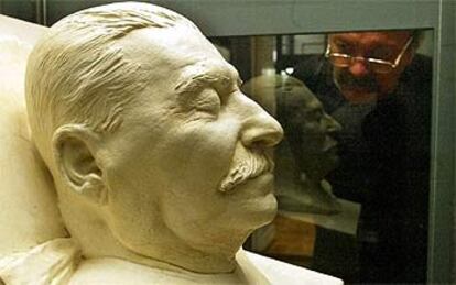 Un hombre observa la mascarilla de Stalin en una exposición en Moscú sobre el dictador soviético.