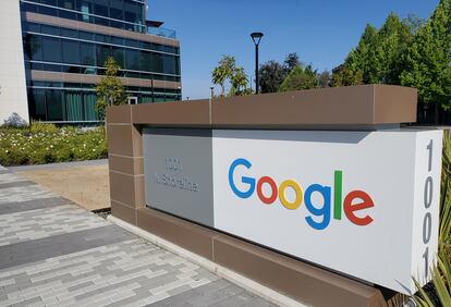 Un cartel de Google, a la entrada de las oficinas de la tecnológica en Mountain View (California, EE UU).