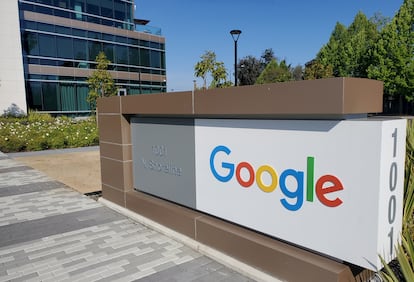 Un cartel de Google, a la entrada de las oficinas de la tecnológica en Mountain View (California, EE UU).