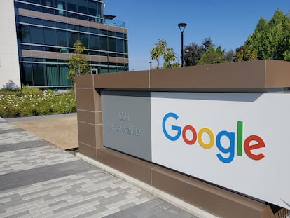 Un cartel de Google, a la entrada de las oficinas de la tecnológica en Mountain View (California, EE UU).