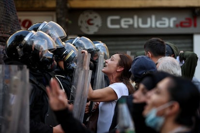 Manifestantes hablan con agentes de policía durante una protesta antigubernamental de estudiantes en Tirana, Albania, el 20 de octubre de 2026. Louisa Gouliamaki (REUTERS)
