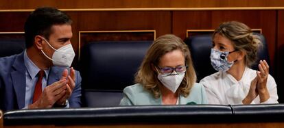 El presidente del Gobierno, Pedro Sánchez, junto a la vicepresidenta primera del Ejecutivo y ministra de Asuntos Económicos (centro) y la vicepresidenta segunda y ministra de Trabajo, Yolanda Díaz.