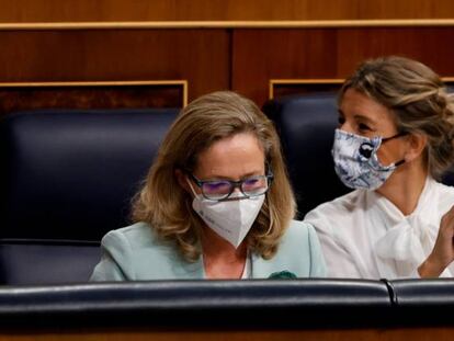 El presidente del Gobierno, Pedro Sánchez, junto a la vicepresidenta primera del Ejecutivo y ministra de Asuntos Económicos (centro) y la vicepresidenta segunda y ministra de Trabajo, Yolanda Díaz.