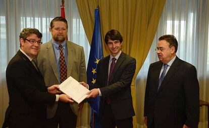 El exministro de Energía, Álvaro Nadal, con los profesores Rubén Juanes y John H. Shaw, y el presidente de Enagás, Antonio Llarden, en la entrega del informe sobre Castor, en mayo de 2017.  