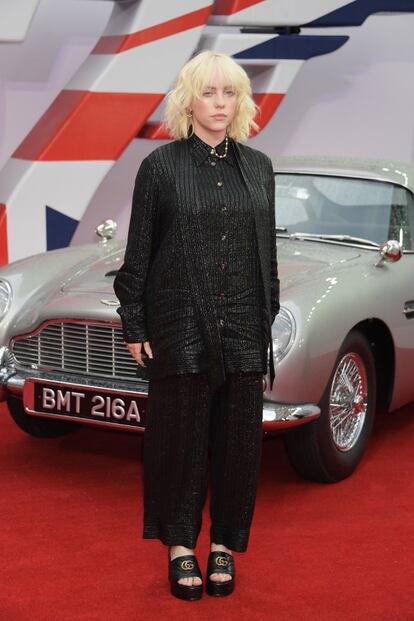La cantante Billie Eilish, que pone voz a la banda sonora de 'Sin tiempo para morir', a su llegada al estreno de la película en Londres.