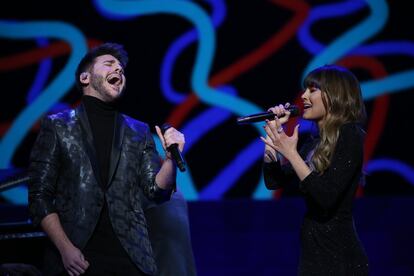 Aitana y Antonio José, durante su actuación.