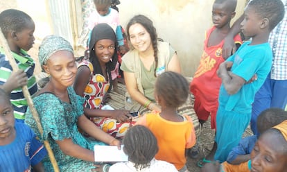 Una de las claves que convierte el hambre de un niño primero en enfermedad es precisamente la falta de diagnóstico. En la foto, Laura Medialdea en su trabajo de campo en Senegal.