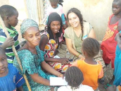 Una de las claves que convierte el hambre de un niño primero en enfermedad es precisamente la falta de diagnóstico. En la foto, Laura Medialdea en su trabajo de campo en Senegal.