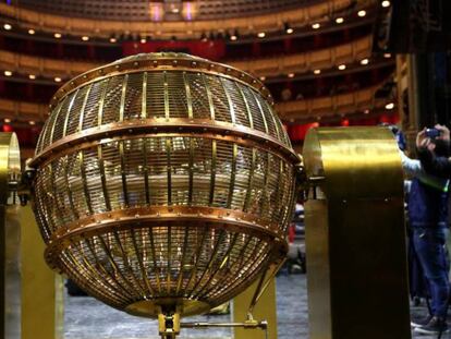 Llegada de los bombos del sorteo de la Lotería Nacional de Navidad al Teatro Real de Madrid. 