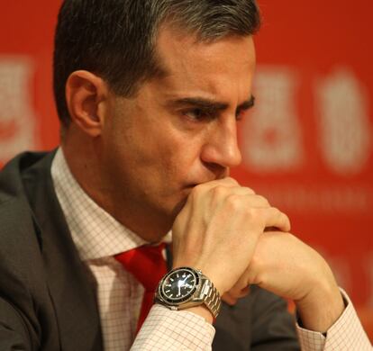 Costa, en abril de 2009, cuando era secretario general del PP valenciano, en la sala de prensa del Parlamento autonómico.