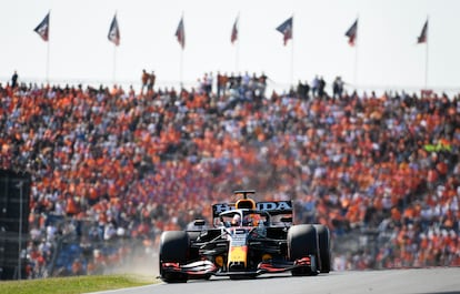 Max Verstappen, al frente de la prueba en el circuito de Zandvoort