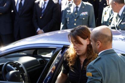 La viuda del Guardia Civil Miguel Jorge Piñeiro, asesinado el martes por los atracadores del la sucursal de Caixa Galicia en A Cañiza (Pontevedra),