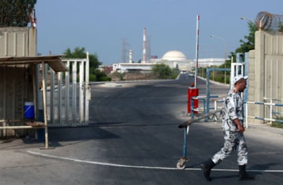 Un soldado pasa ante la puerta del complejo de la central de Bushehr.