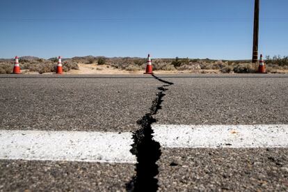 Un cono señala una grieta en la carretera después de que un terremoto cerca de Ridgecrest sacudiera el sur de California (EE UU), El 4 de julio de 2019. Un terremoto de magnitud 6.4 sacudió el sur de California, con su epicentro a 150 millas al norte de Los Ángeles.