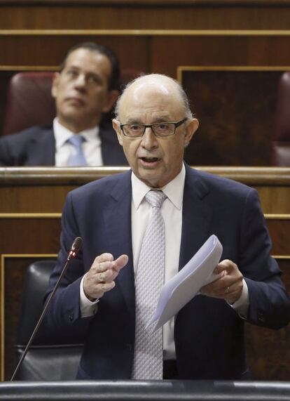 El ministro de Hacienda y Administraciones P&uacute;blicas, Crist&oacute;bal Montoro, durante su intervenci&oacute;n hoy en la sesi&oacute;n de control al Gobierno del pleno del Congresos.