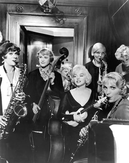 Tocando el ukelele en una escena con  con Tony Curtis y Jack Lemmon.