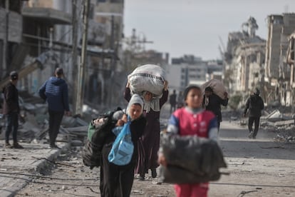 Palestinos desplazados, que se refugiaban en Jan Yunis, comienzan a regresar a sus casas de Rafah después del anuncio del alto el fuego, este domingo.