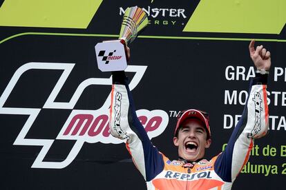 Marc Márquez celebra la victoria de Moto GP del gran premio de Catalunya en el podio.
