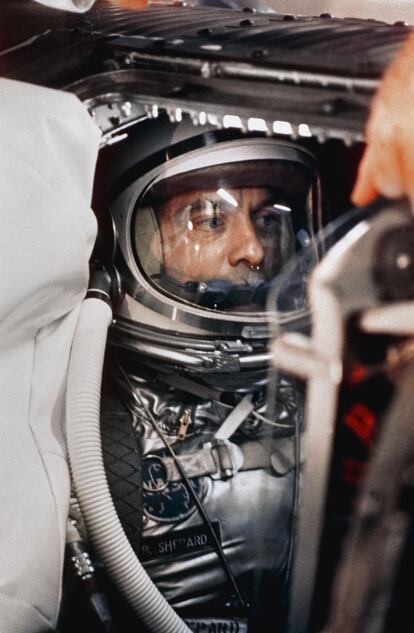 Un primer plano del astronauta Alan B. Shepard Jr., en su traje espacial, dentro de la cápsula de Mercury, durante una prueba de simulación de vuelo, el 29 de abril de 1961. Este sería el primer intento de los Estados Unidos de llegar al espacio.