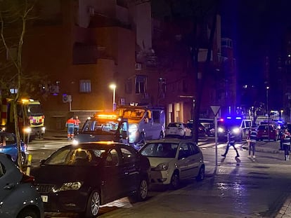 La grúa retira la furgoneta en la que fue asesinada una mujer este lunes en Puente de Vallecas.