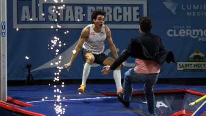 Lavillenie, de espaldas, se lanza hacia Duplantis, tras saltar 6,22 metros y batir por sexta vez el récord del mundo de pértiga.