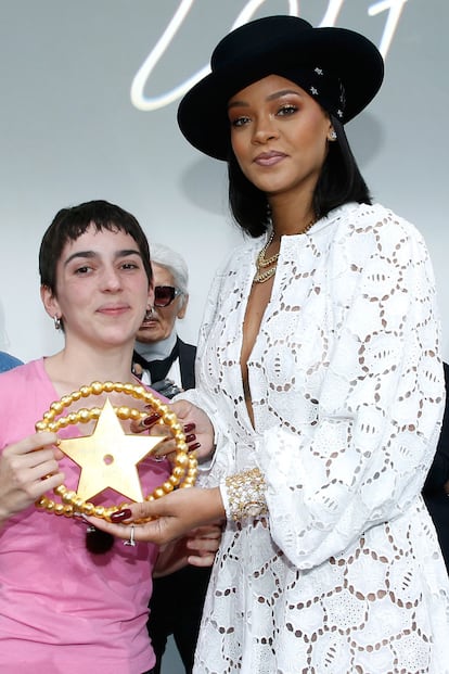 Rihanna entregando el premio a Marine Serre, ganadora de LVMH 2017.