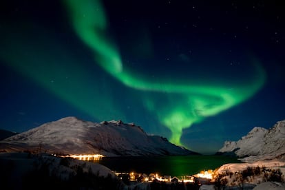 La aurora boreal ilumina el cielo sobre la población noruega de Ersfjordbotn, cerca de Tromso, hoy, lunes, 21 de febrero de 2011.