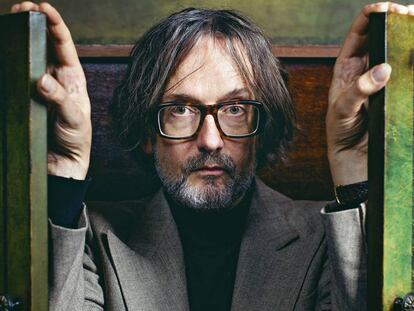 Jarvis Cocker, fotografiado en exclusiva para ICON. El mueble en el que se esconde perteneció a Maurice Chevalier, el hombre que dijo: "Cuanto más viejo te haces, más te pareces a ti mismo".