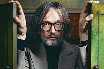 Jarvis Cocker, fotografiado en exclusiva para ICON. El mueble en el que se esconde perteneció a Maurice Chevalier, el hombre que dijo: "Cuanto más viejo te haces, más te pareces a ti mismo".