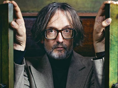 Jarvis Cocker, fotografiado en exclusiva para ICON. El mueble en el que se esconde perteneció a Maurice Chevalier, el hombre que dijo: "Cuanto más viejo te haces, más te pareces a ti mismo".