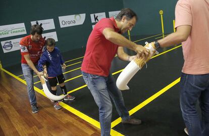 Barrenetxea IV enseña a Ander cómo se ejecuta el movimiento con la cesta para golpear a la pelota.