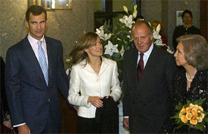 Los Reyes, junto al príncipe Felipe y su prometida, Letizia Ortiz, ayer en el Real, donde asistieron a un concierto.