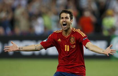 Cesc Fàbregas celebra el penalti marcado ante Portugal.