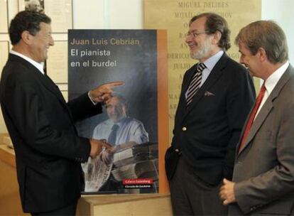 Juan Luís Cebrián acompañado de Samï Nair y Joan Tarrida