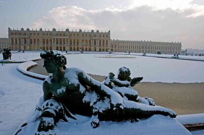 Las majestuosas fuentes del palacio francés han quedado congeladas bajo el frío polar que ha llegado al norte del país