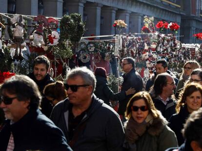 En el puente de la Constitución, el centro de Madrid se llena de turistas y madrileños.