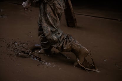 Un hombre camina sobre el lodo que inunda el centro de Paiporta, el jueves 31 de octubre de 2024. 