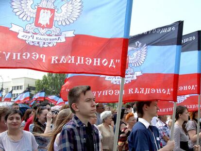 Decenas de ciudadanos marchan en un evento que marca el 4º aniversario de la Primera Batalla del Aeropuerto de Donetsk en la Plaza de Lenin el 25 de mayo de 2018.