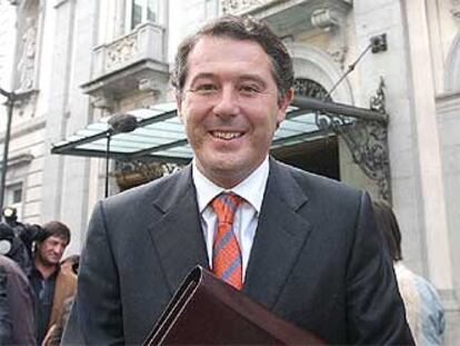 El anterior ministro de Justicia, José María Michavila, en la puerta del Tribunal Supremo, en Madrid.