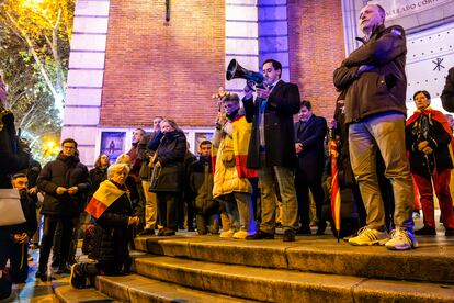 José Andrés Calderón dirige el rezo el 5 de diciembre a las puertas de la parroquia del Inmaculado Corazón de María, esquina con la calle Ferraz (Madrid), donde se concentran para protestar contra el presidente Sánchez y la Ley de Amnistía. 