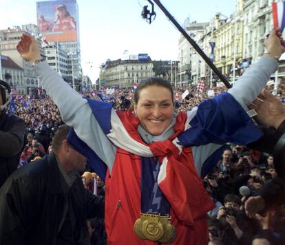 La croata Janica Kostelic celebra la consecución de sus tres medallas de oro y una de plata en los Juegos Olímpicos de Invierno de Salt Lake City 2002, con sus compatriotas en Zagreb, tras su regreso a Croacia. Kostelic, una de las esquiadoras más laureadas de los Juegos, se hizo posteriormente con otro oro y otra plata en Turín 2006.