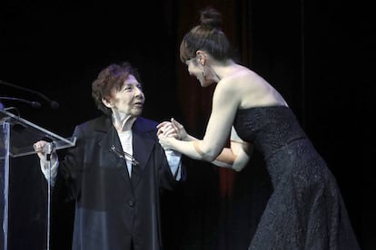 Aitana Sánchez-Gijón entrega el premio de honor a Alicia Hermida.